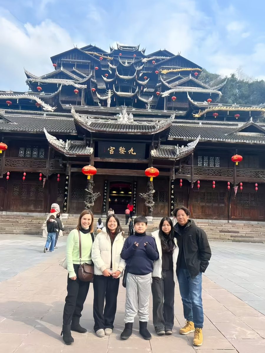 A family on an Anjia trip at Wulong's Nine-Li Palace near Chongqing